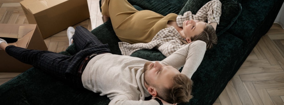 A relaxed couple waiting for Longueuil movers.