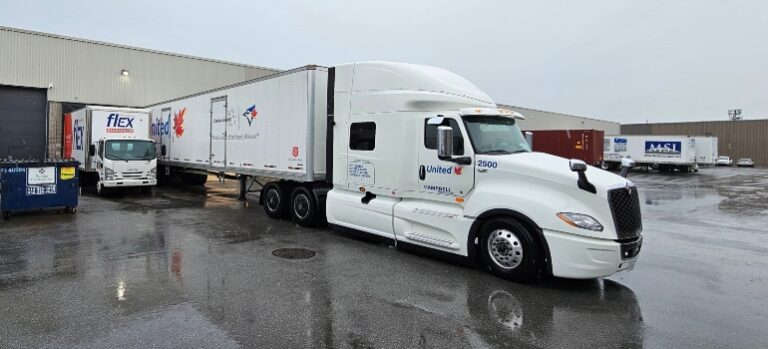 Semi-remorque United Van Lines à côté d'un camion de déménagement Flex, devant un quai de chargement