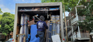 Flex Déménagement Pointe-Claire – Les professionnels à votre service - Déménagement Pointe-Claire Déménageur Flex préparant à fermer un camion de déménagement bien chargé à Pointe-Claire