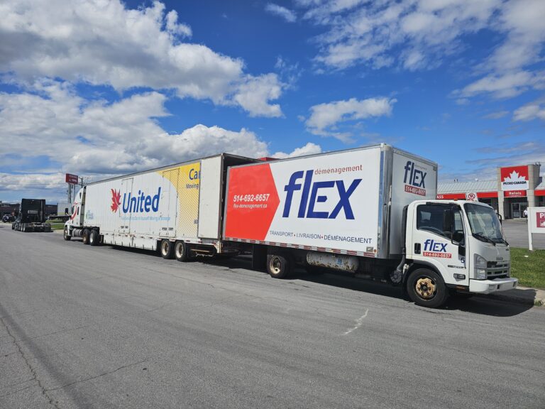 Un camion de déménagement Flex adossé à une remorque United Van Lines ouverte pour transférer un chargement