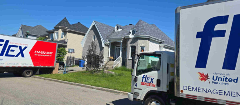 Deux camions de déménagement Flex stationnés devant une maison de banlieue par une journée ensoleillée