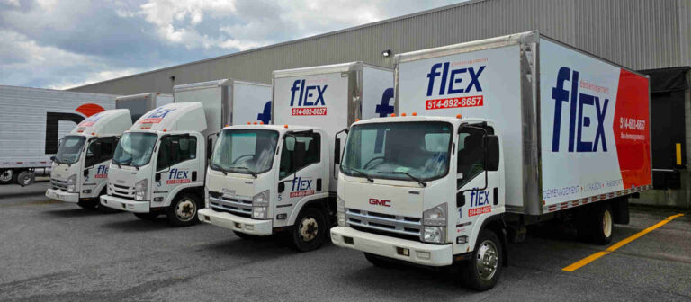 Flotte de camions de déménagement Flex stationnée devant l'entrepôt de Saint-Laurent